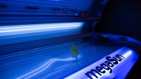 Tanning booth dilemma: mother arrested for taking daughter there