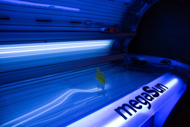 Tanning booth dilemma: mother arrested for taking daughter there