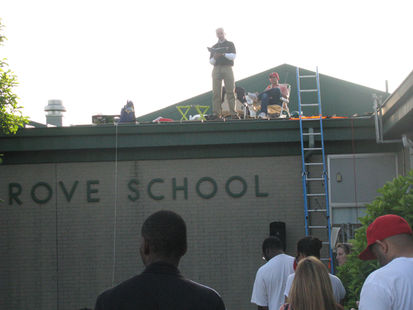 Green Grove Elementary School Prinicpal Reward Students By Reading On The Rooftop